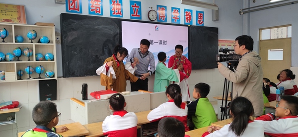 2021年10月18日蟠龙梆子传承人韩克到颜庄中学授课.jpg